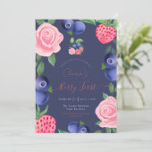 ブルーベリーとイチゴのフレームとピンクのバラ 招待状 (スタンド正面)