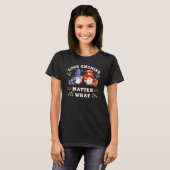 ブルーベリーとリンゴを持つ庭のノーム Tシャツ (正面フル)