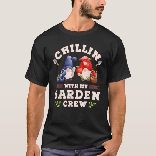ブルーベリーとリンゴを持つ庭のノーム Tシャツ (正面)