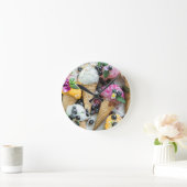ブルーベリーと花の入ったアイスクリーム ラウンド壁時計 (ホーム)