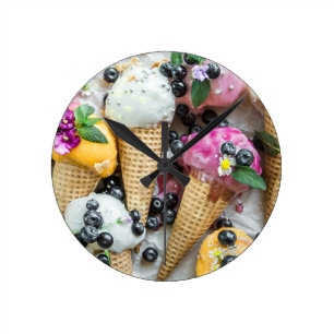 ブルーベリーと花を持つコーンドアイスクリーム ラウンド壁時計