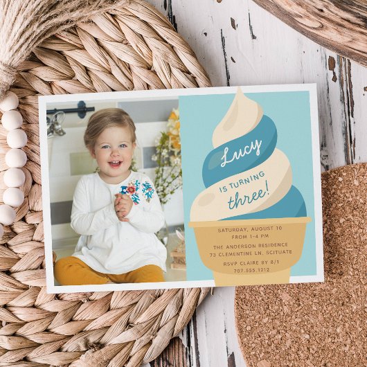 ブルーベリーアイスリームの子供の誕生日パーティーの写真 招待状