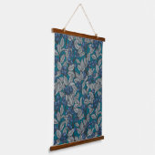 ブルーベリーガーデン、青と灰色 吊り下げ型タペストリー (傾斜あり)