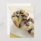 ブルーベリーマフィンが白いプレートで割れる ポストカード (正面/裏面)