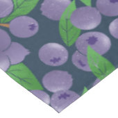 ブルーベリー – 濃い青の背景 テーブルクロス (アングル)