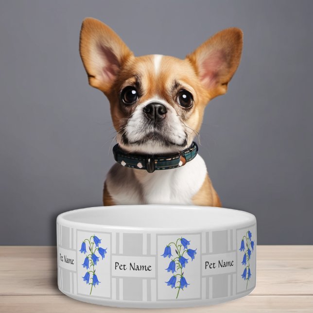 ブルーベルとテキストの白い犬用ボウル ボウル (クリエイターアップロード済み)