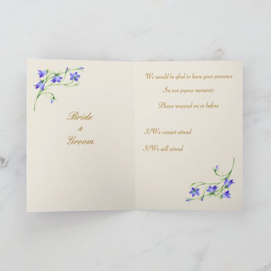 ブルーベルの花と結婚式のRSVPカード。 招待状 (内部)