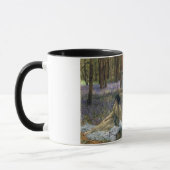 ブルーベルの花の森にいる女性たち マグカップ (左)