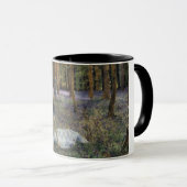 ブルーベルの花の森にいる女性たち マグカップ (正面右)