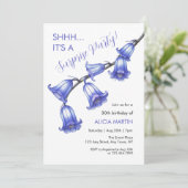 ブルーベルエレガントフラワーブロッサムサプライズ誕生日 招待状 (スタンド正面)