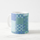ブルーペリウィンクルフローラボホフェイクパッチワークパターン コーヒーマグカップ (正面左)