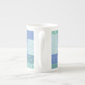 ブルーペリウィンクルフローラボホフェイクパッチワークパターン ボーンチャイナマグカップ (裏面)