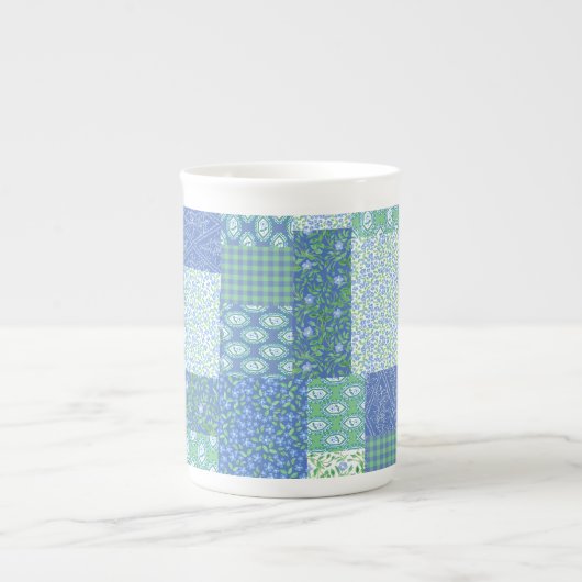 ブルーペリウィンクルフローラボホフェイクパッチワークパターン ボーンチャイナマグカップ (正面)