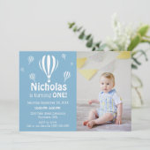 ブルーホットエアバルーンベビー初の誕生日写真 招待状 (スタンド正面)