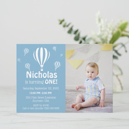 ブルーホットエアバルーンベビー初の誕生日写真 招待状 (スタンド正面)