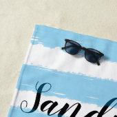 ブルーホワイトウォーター色ストライプビーチタイポグラフィ ビーチタオル (インサイチュ)