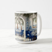 ブルーホワイトギリシャのレストランカフェ椅子のアーチ型ドア コーヒーマグカップ (正面右)
