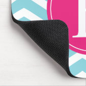 ブルーホワイトシェブロンブライトピンクモノグラム マウスパッド (コーナー)