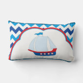 ブルーホワイトシェブロン背景ブルーレッドセール船 ランバークッション (裏面)