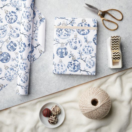 ブルーホワイトシックフローラクリスマスオーナメント ラッピングペーパー (クラフト)