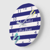 ブルーホワイトストライプビーチフリップフロップ ラージ壁時計 (傾斜)