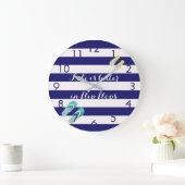 ブルーホワイトストライプビーチフリップフロップ ラージ壁時計 (ホーム)