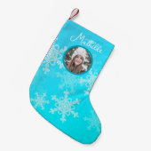 ブルーホワイトスノーフレークのミニマリストのクリスマスフォト スモールクリスマスストッキング (正面 (吊り時))
