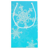 ブルーホワイトスノーフレークのミニマリストクリスマス スモールペーパーバッグ (裏面)