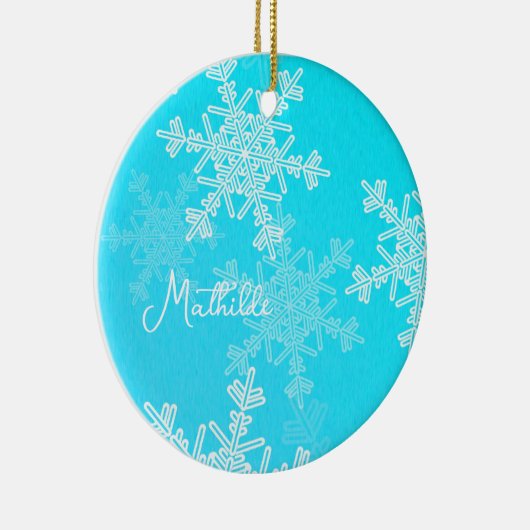 ブルーホワイトスノーフレークのミニマルなクリスマスの名前 セラミックオーナメント (右)