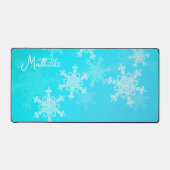 ブルーホワイトスノーフレークのミニマルなクリスマスの名前 デスクマット (正面)