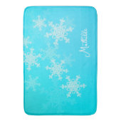 ブルーホワイトスノーフレークのミニマルなクリスマスの名前 バスマット (正面縦)