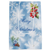 ブルーホワイトスノーフレークホリーベリーメリークリスマス ミディアムペーパーバッグ (裏面)