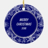 ブルーホワイトスノーフレークホワイトプードルクリスマス セラミックオーナメント (裏面)