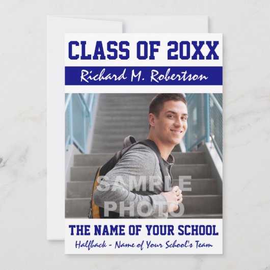 ブルーホワイトスポーティ男の卒業生の大学の番号 招待状 (裏面)