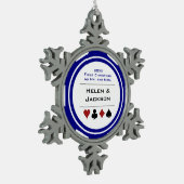 ブルーホワイトトランプのポーカーチップ初めてのクリスマスミスター&ミセス スノーフレークピューターオーナメント (左)