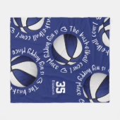 ブルーホワイトバスケットボールのコートは私の幸せな場所である フリースブランケット (正面(横))