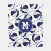 ブルーホワイトバスケットボールのコートは私の幸せな場所である フリースブランケット (正面)