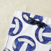 ブルーホワイトバレーボールチームカラーズガールズカスタムー ビーチタオル (インサイチュ)