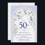 ブルーホワイトフローラボーホアルチ50thバースデーパーティー 招待状<br><div class="desc">このようなかわいらし青と白の花の飾模様はボホアーチ。白いエレガントデイジーと優美な青い牧草地の野の花は、完璧な春と夏のパレットを作成する。白い背景に対する鮮明な青い文字ポップ。そしてフェミニンエレガントデザインこのアイテムはBoho Arch Blue and Whiteフローラ・コレクションの一部。</div>