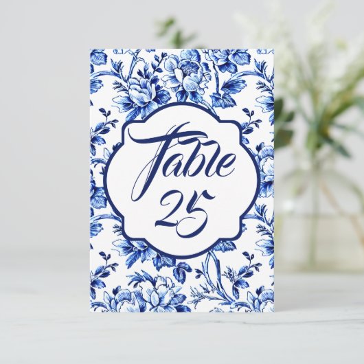 ブルーホワイトフローラ結婚トイルのテーブル番号カード 招待状 (スタンド正面)