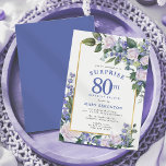 ブルーホワイトフローラ80thサプライズ誕生日ブランチ 招待状<br><div class="desc">この80thサプライズエレガント誕生日ブフェミニンランチパーティの招待状で特別な女性を敬う。驚きと80日は大き書な青い文字だ。誕生日ブ後を追ランチゲストの名前も青い大文字で表記されている。誕生祝い詳細はシックな金ゴールドフレームに囲まれている。フローラ素子は深い緑色の離れ層である。</div>