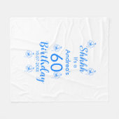 ブルーホワイトモーヴシュフ60歳の誕生日フローラ名 フリースブランケット (正面(横))