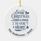 ブルーホワイト私たちの物語タイポグラフィクリスマス セラミックオーナメント (裏面)