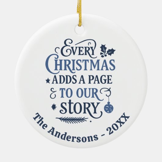 ブルーホワイト私たちの物語タイポグラフィクリスマス セラミックオーナメント (裏面)