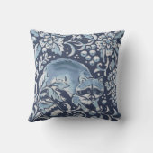 ブルーホワイト華美フォレストラクーンベリーズウッドランド クッション (裏面)