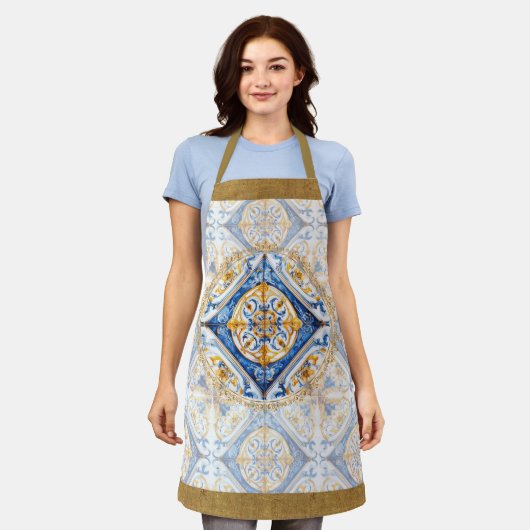 ブルーホワイト金ゴールドタラベラアズレジョタイルルックエプロン エプロン (着用した状態)