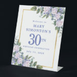 ブルーホワイト金ゴールドフローラ30th Birthday Welcome 台座サイン<br><div class="desc">この30歳の誕生日のパーティーエレガント歓迎のサインとフェミニン特別な女性に敬意を表す。30日は大書青文字。誕生祝い後を追。ゲストの名前も青い大文字で表記されている。誕生祝い詳細は、白いバラと青い花が咲き乱れたシックな金ゴールドフレームに囲まれている。フローラ素子は深い緑色の葉層である。</div>