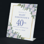 ブルーホワイト金ゴールドフローラ40th Birthday Welcome 台座サイン<br><div class="desc">この40歳の誕生日のパーティーエレガント歓迎のサインとフェミニン特別な女性に敬意を表す。40日は大書青文字。誕生祝い後を追。ゲストの名前も青い大文字で表記されている。誕生祝い詳細は、白いバラと青い花が咲き乱れたシックな金ゴールドフレームに囲まれている。フローラ素子は深い緑色の葉層である。</div>