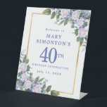 ブルーホワイト金ゴールドフローラ40th Birthday Welcome 台座サイン<br><div class="desc">この40歳の誕生日のパーティーエレガント歓迎のサインとフェミニン特別な女性に敬意を表す。40日は大書青文字。誕生祝い後を追。ゲストの名前も青い大文字で表記されている。誕生祝い詳細は、白いバラと青い花が咲き乱れたシックな金ゴールドフレームに囲まれている。フローラ素子は深い緑色の葉層である。</div>