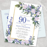 ブルーホワイト金ゴールドフローラ90th誕生日パーティー インビテーションポストカード<br><div class="desc">この90歳の誕生日パーティーエレガントの招待でフェミニン特別な女性を尊重する。90日は大書青文字。誕生祝い後を追。ゲストの名前も青い大文字で表記されている。残りの文字は柔らかいハト灰色。誕生祝い詳細はシックな金ゴールドフレームに囲まれ、白いバラと青い花が緑の飾花に囲ま葉れている。デザインの間伝統的に、開いた風通しの良い植物性の葉と文字与えはバイブコンテンポラリーだ。ポストカードバックには、パーティーを記述するために使用できる個人メッセージが含まれている。</div>